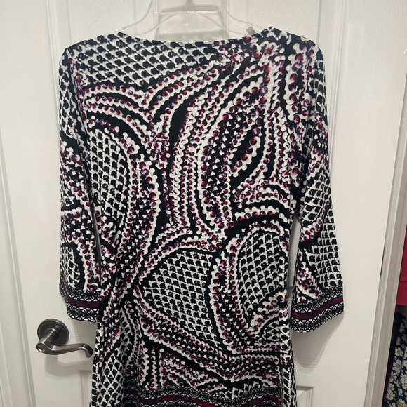 White House Black Market Fitted Graphic Blouse with Cuffed 3/4 Sleeves - Picture 8 of 11